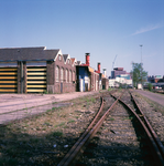 852481 Gezicht op de tweede loods van de voormalige hoofdwerkplaats (wagenwerkplaats) van de N.S. te Amersfoort.